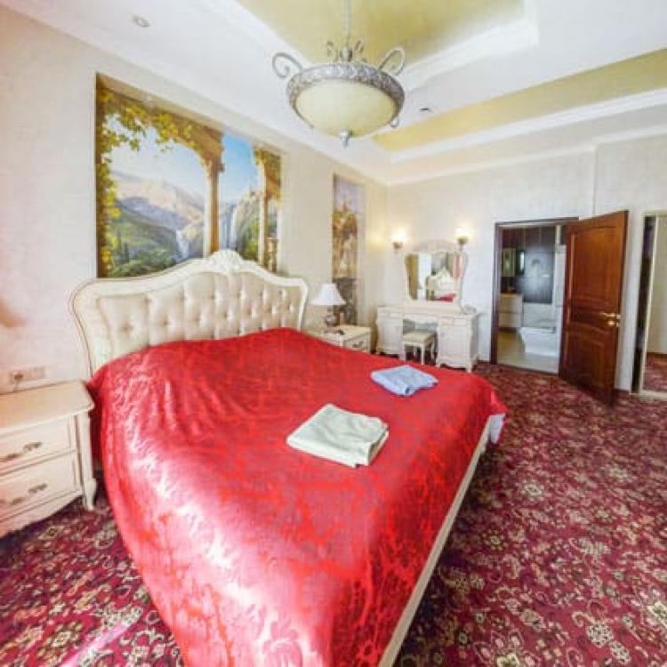 Спальня с двуспальной кроватью в номере 2 местные 3 комнатные Апартаменты Королевские санатория Центросоюз-Кисловодск