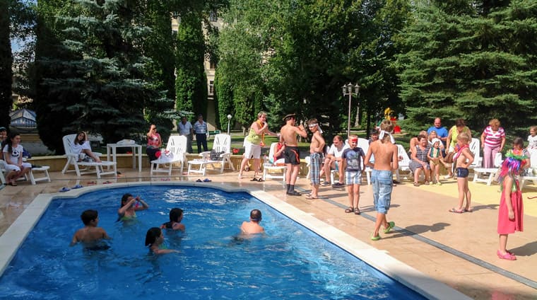 Детский отдых в бассейне санатория Центросоюз Кисловодска