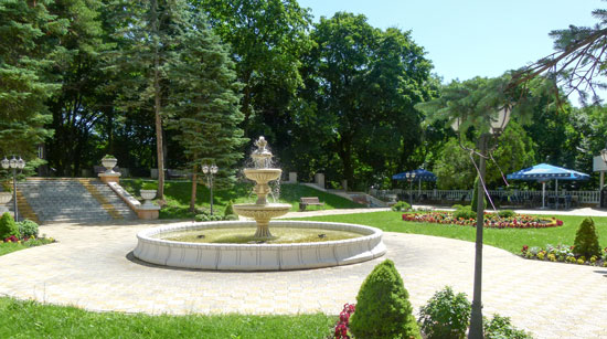 Памятник на территории санатория Центросоюз
