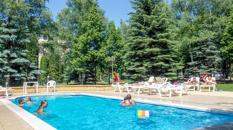 Открытый летний бассейн с зоной отдыха в санатории Центросоюз-Кисловодск