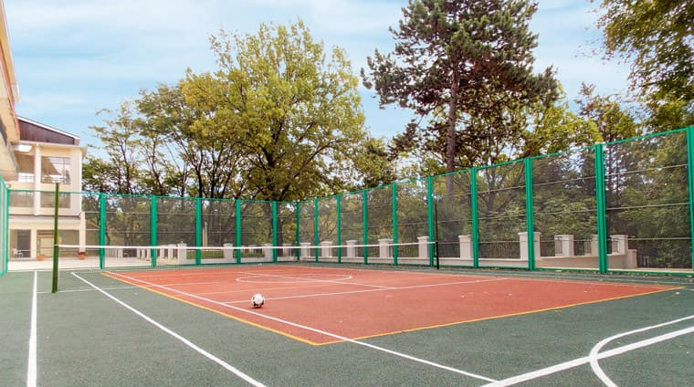 Теннисный корт на территории санатория Центросоюз в Кисловодске  